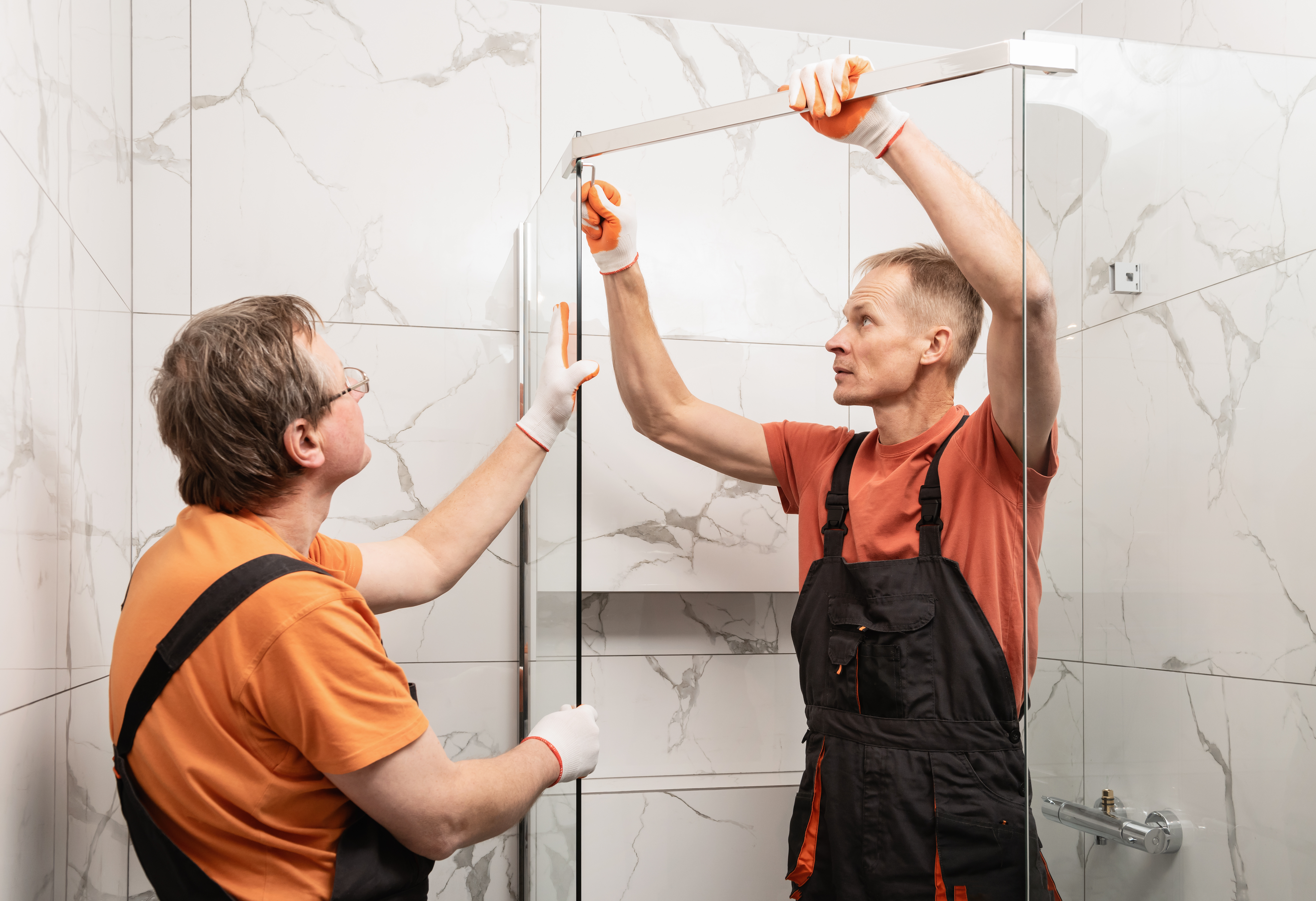 Wie montiere ich eine Duschwand?