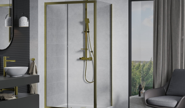 Goldene Armatur im betonan Badezimmer
