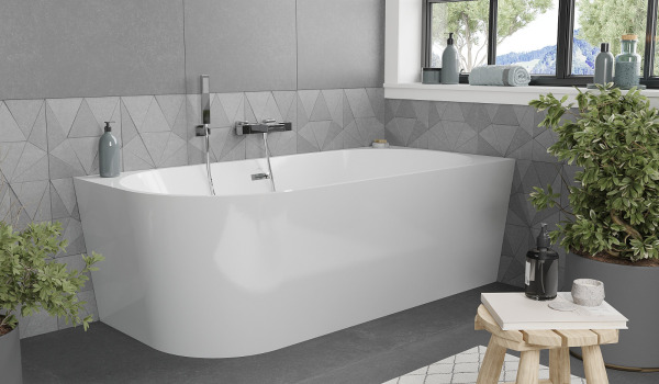 Freistehende Ecke-Badewanne im grauen, von der Natur inspirierten Badezimmer