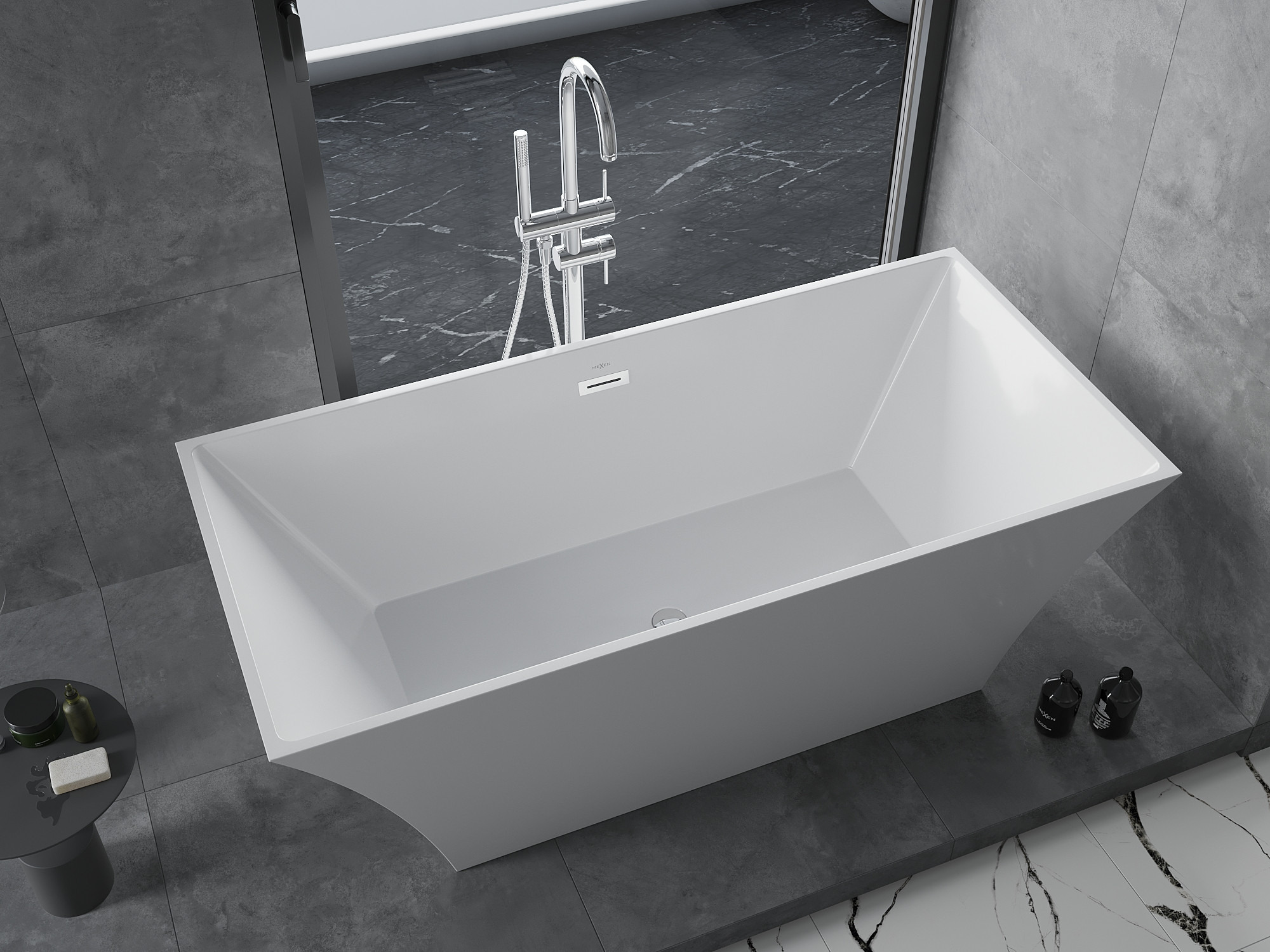 Freistehende Badewanne mit Armatur