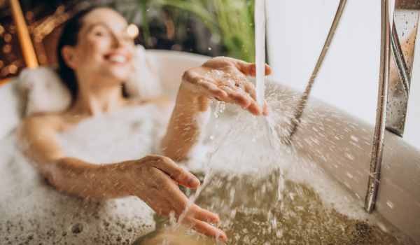 Wie richtet man ein kleines Badezimmer mit Badewanne ein?