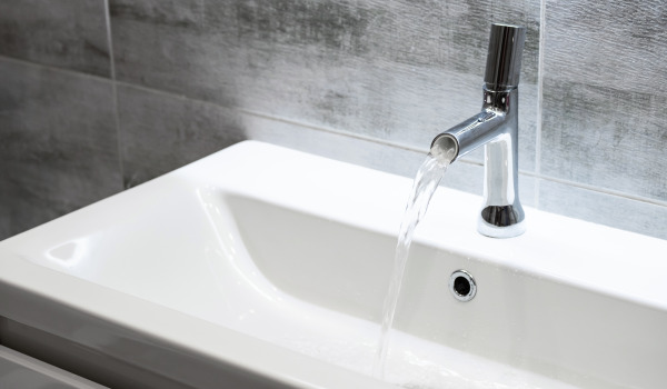 Womit reinigt man Wasserhähne im Badezimmer?