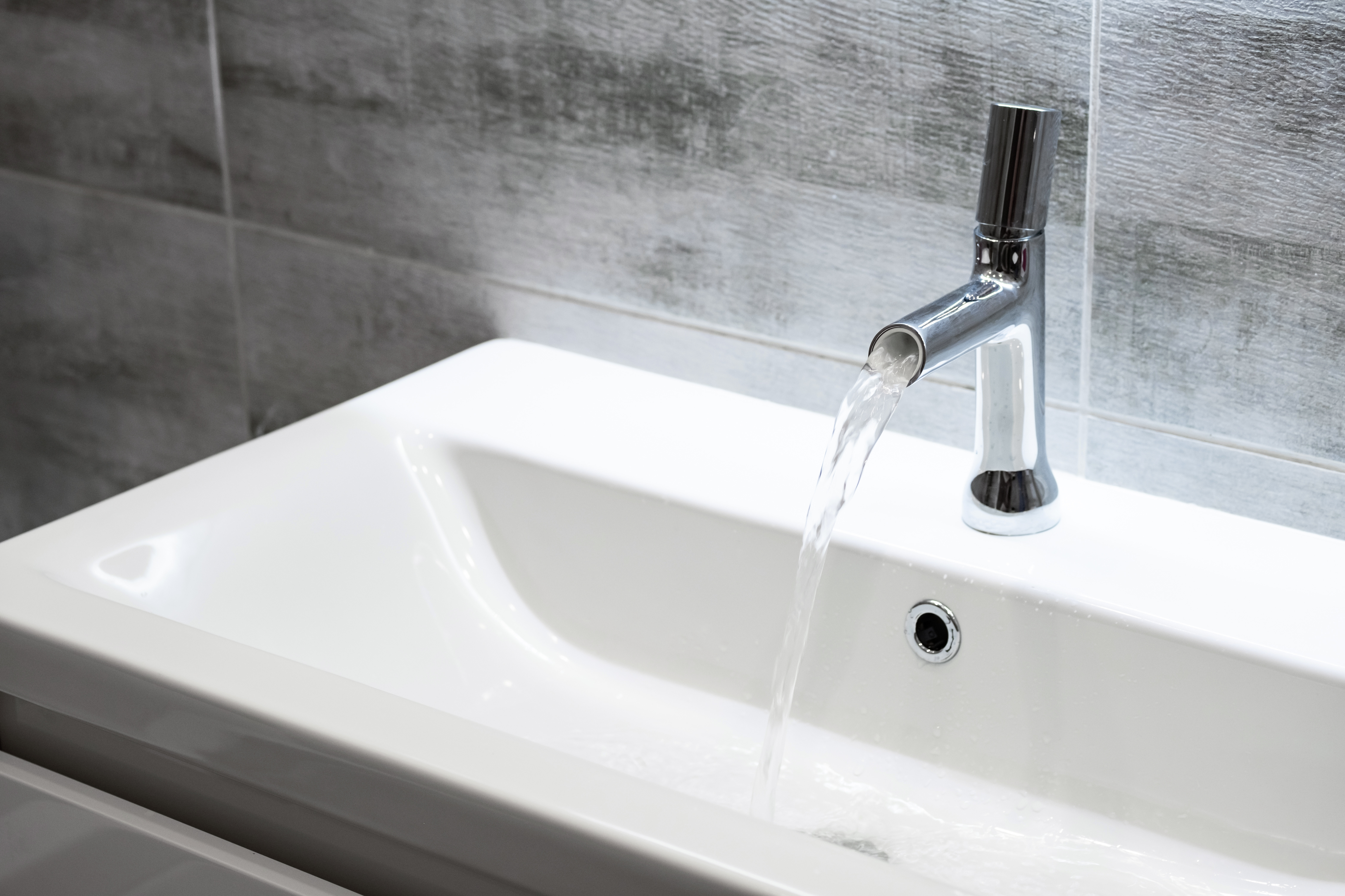 Womit reinigt man Wasserhähne im Badezimmer?