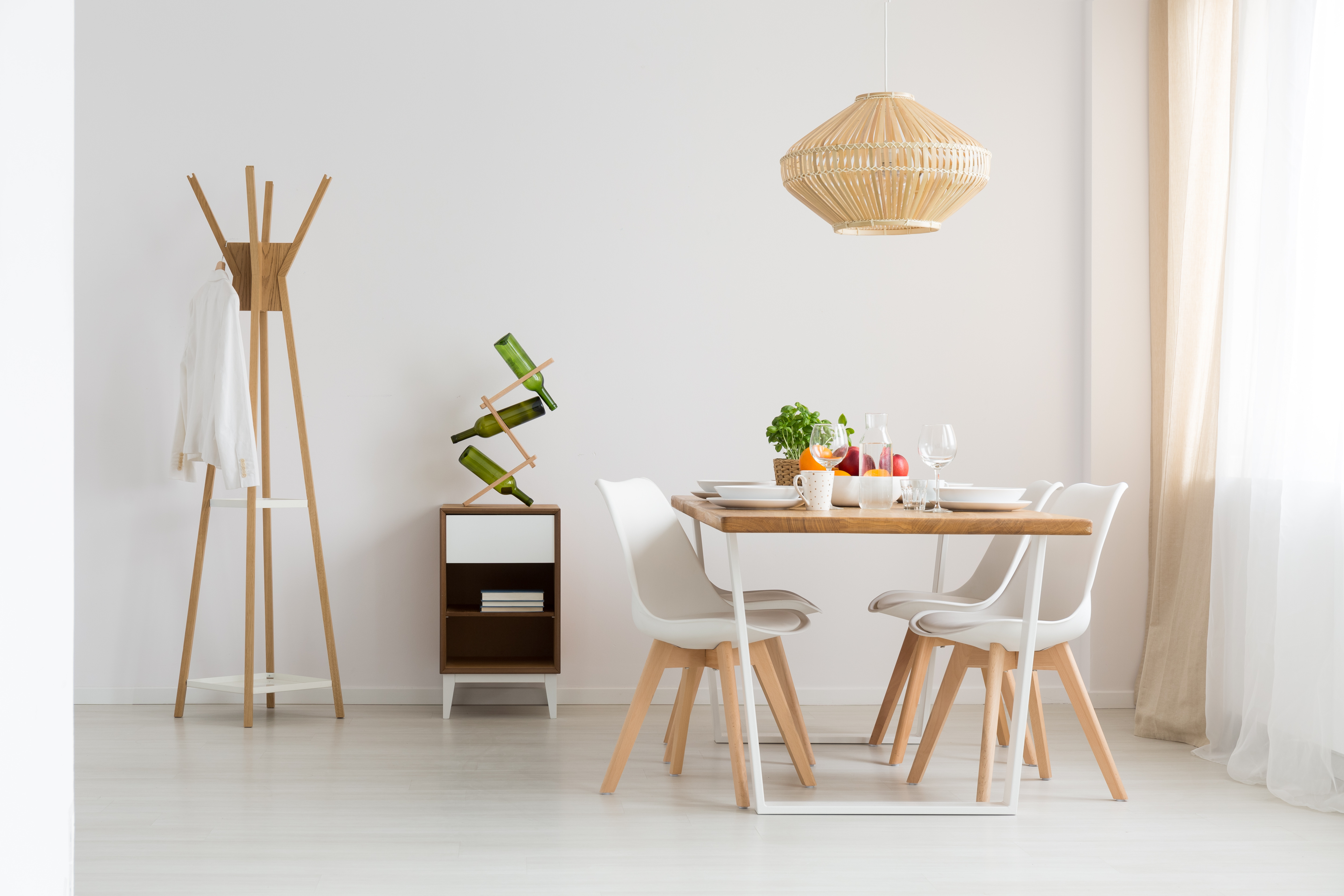 Wie kann man die Wand im Esszimmer schützen? Ideen für die Gestaltung der Wand über dem Tisch in der Küche