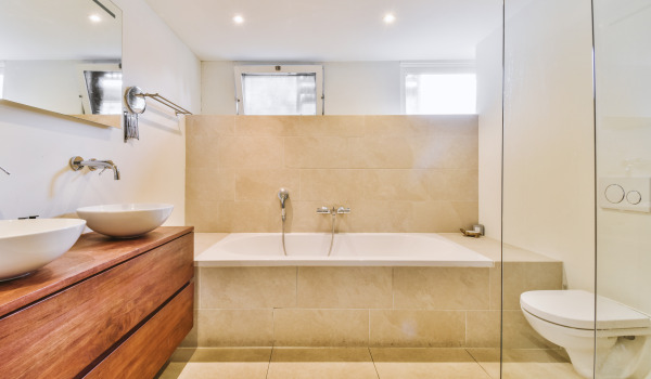 Wie man eine Badewanne verkleidet?