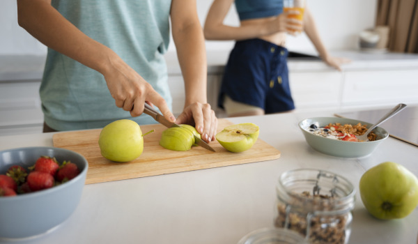 Wie wird man Fruchtfliegen in der Küche los? 5 bewährte Methoden