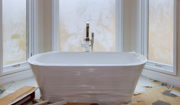 Wie verbindet man eine freistehende Badewanne?