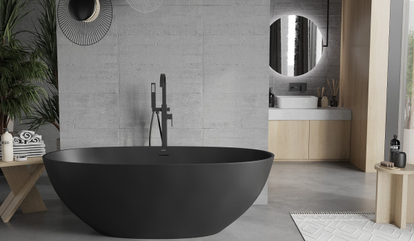 Graues Badezimmer mit schwarzen Akzenten