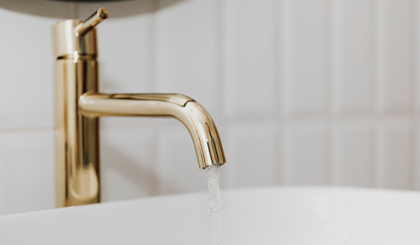 Wie wechselt man den Wasserhahn im Waschbecken aus?
