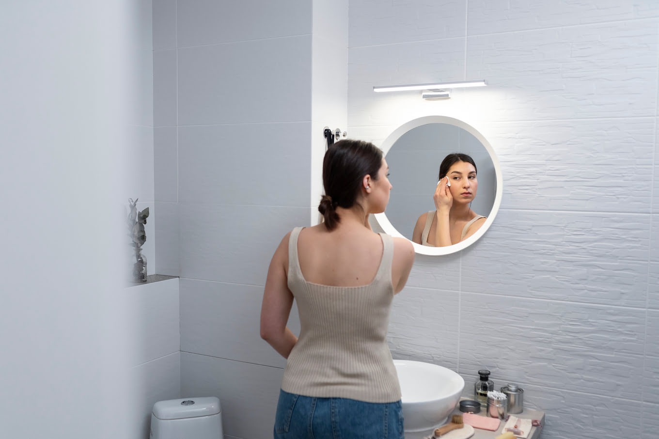 Wie beleuchte ich einen Badezimmerspiegel? Welche Leistung sollte eine Glühbirne für das Badezimmer haben?