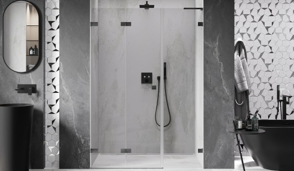 Badezimmer mit geometrischen Fliesen an der Wand