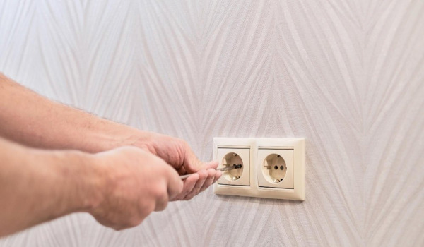 Höhe der Steckdose am Waschbecken und woanders – wie hoch sollte sie sein?