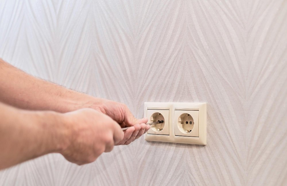 Höhe der Steckdose am Waschbecken und woanders – wie hoch sollte sie sein?
