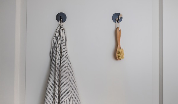 Wie man Badezimmerzubehör mit Saugnäpfen montiert, damit sie nicht herunterfallen