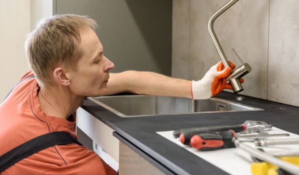 Wie verstopft man eine Küchenspüle? Hausmittel zur Beseitigung von Verstopfungen