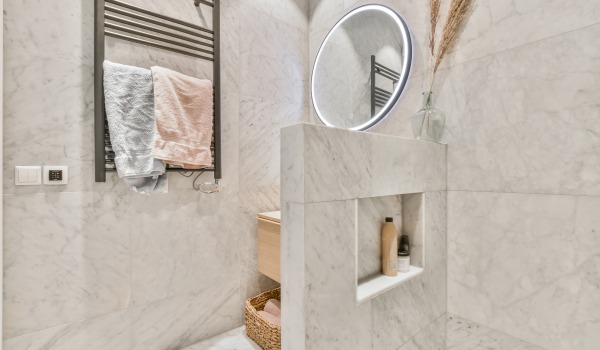 Fliesenreparatur - Wie man eine gesprungene Fliese kaschiert