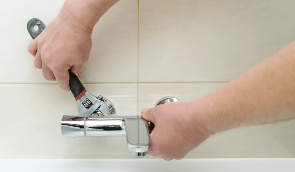Wie installiert man ein Unterputz-Badewannensystem?