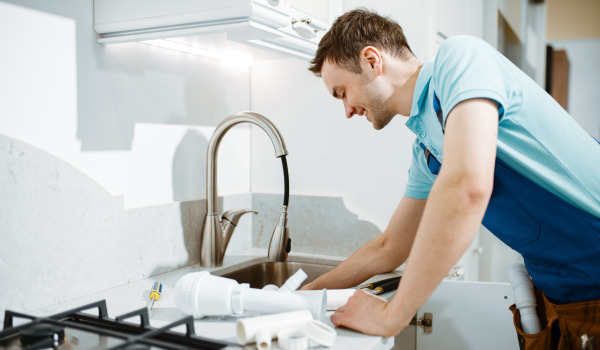 Wie wechselt man einen Stöpsel im Waschbecken?