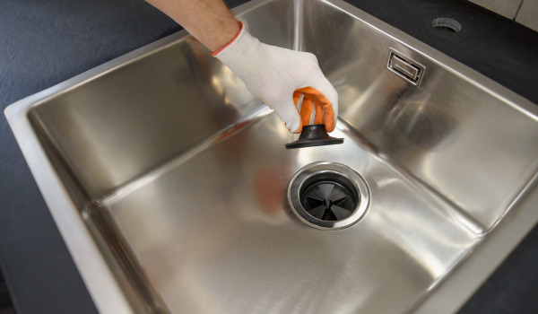 Wie montiert man einen automatischen Abflussstopfen am Waschbecken?