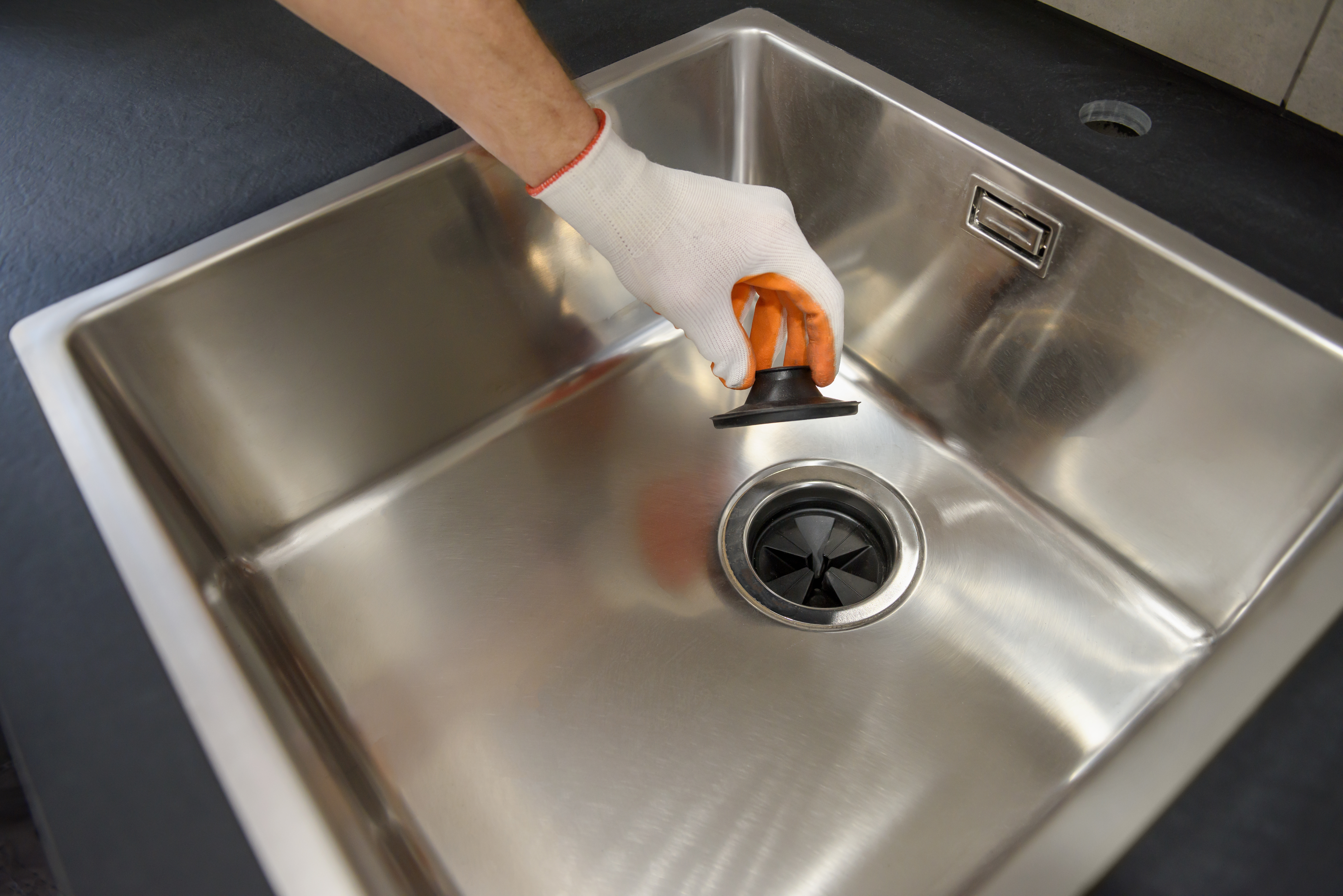 Wie montiert man einen automatischen Abflussstopfen am Waschbecken?