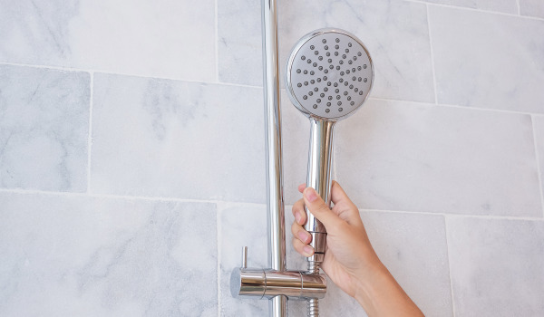 In welcher Höhe sollte der Duschkopf aufgehängt werden?