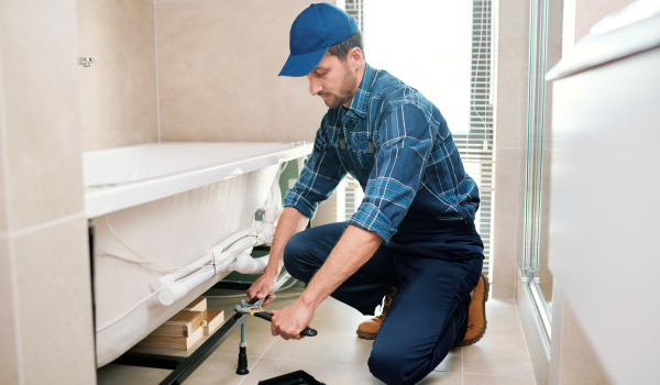 Wie schließt man eine rechteckige Badewanne an?